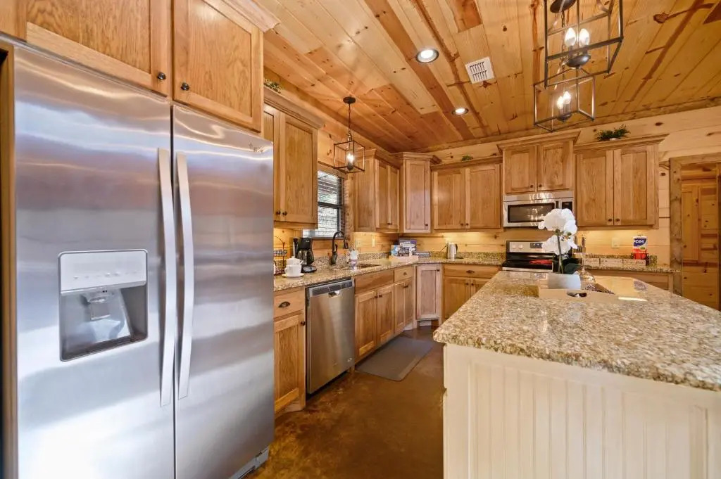 Blossom Belle Lodge Luxury cabin 4 Bedroom, 3.5 Bath sleeps 11