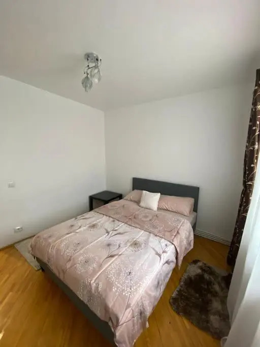Lovely 1 bedroom cando with free parking.