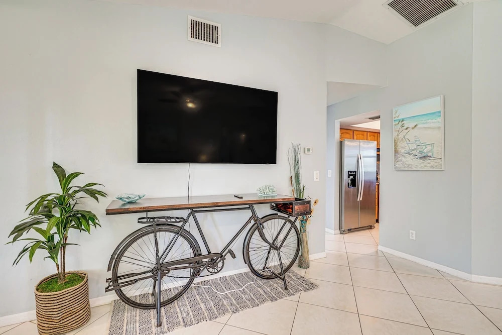 Screened Porch & Heated Pool: Cape Coral Home