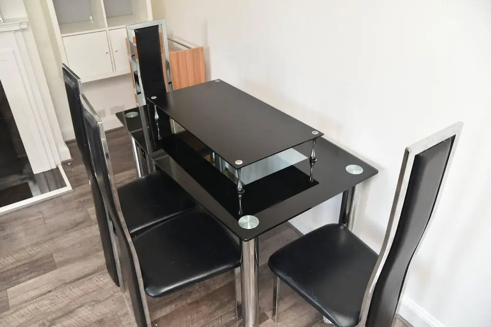 Bright and Spacious 2-bed Apartment in Sutton