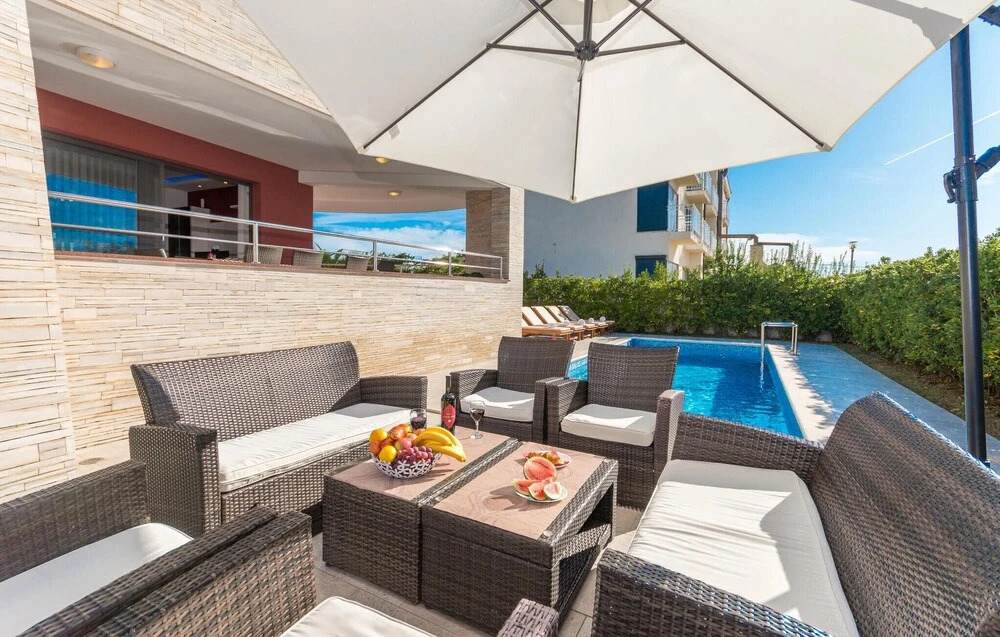Beautiful Home in Zaton With Wifi and 6 Bedrooms