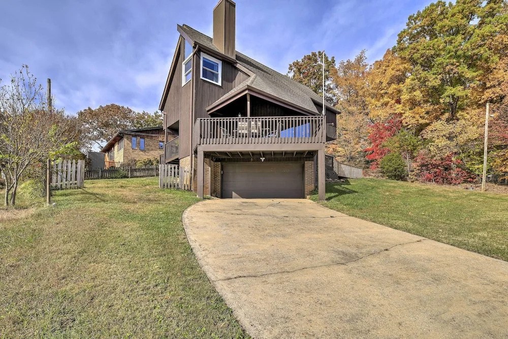 Deck & Mtn Views: 'fain Chalet' in Kingsport