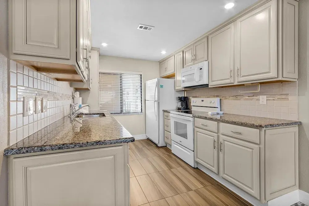 Bay Village 126: Charming Beachfront 2br/2ba Condo W/ Balcony 2 Bedroom Condo