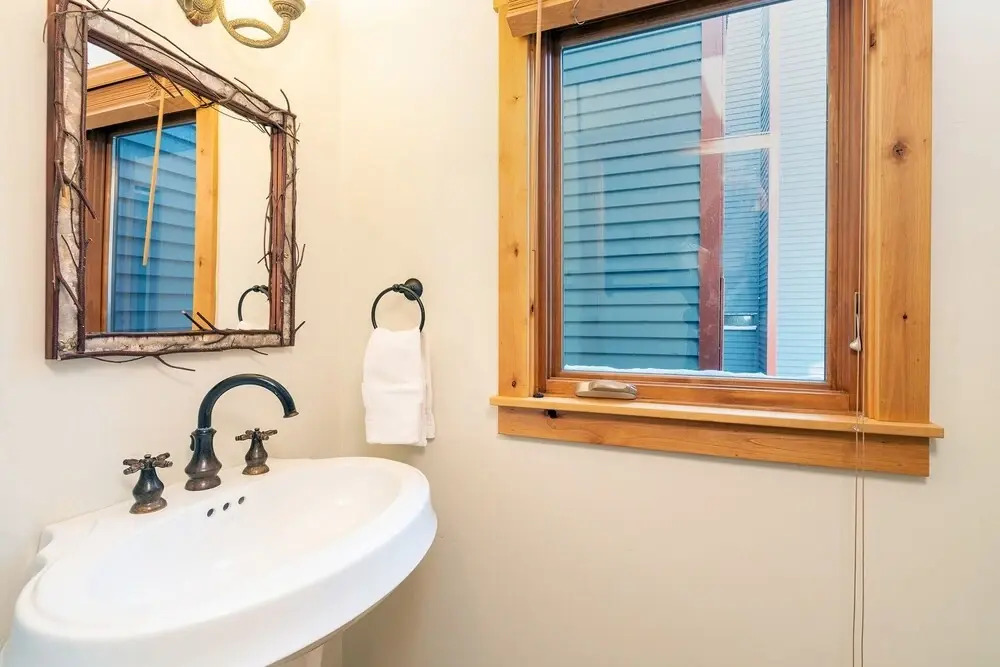 2-min Walk To Lift 7, Shuttle To Gondola! Hot Tub + Fireplace 3 Bedroom Condo by RedAwning