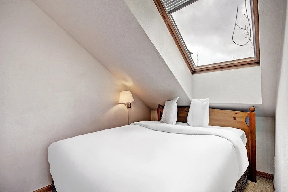 Front-row Access To Historic Breck 2br 1.5ba Sleeps 8 2 Bedroom Condo by RedAwning