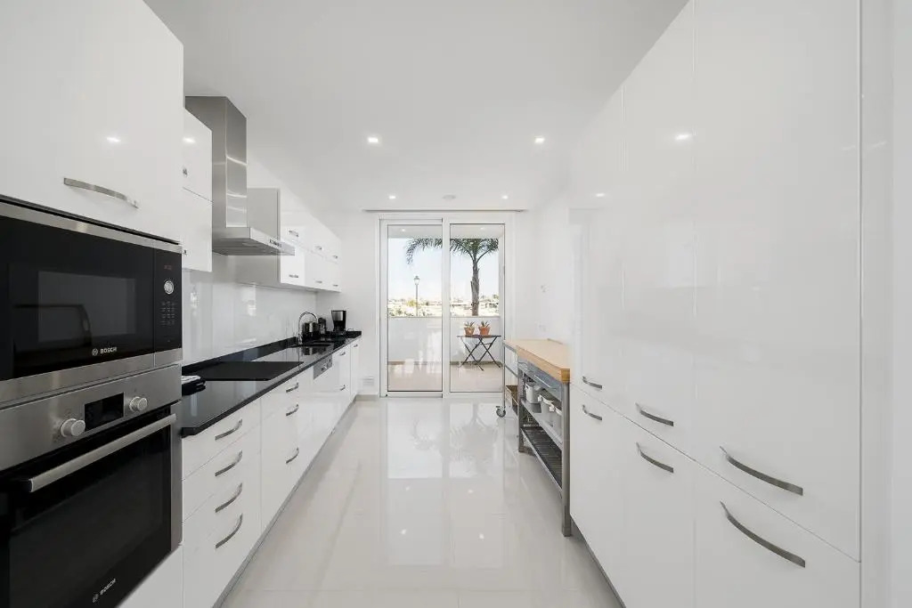 Luxury 2 Bed Apartment, Porto De Mos, 550m from Beach