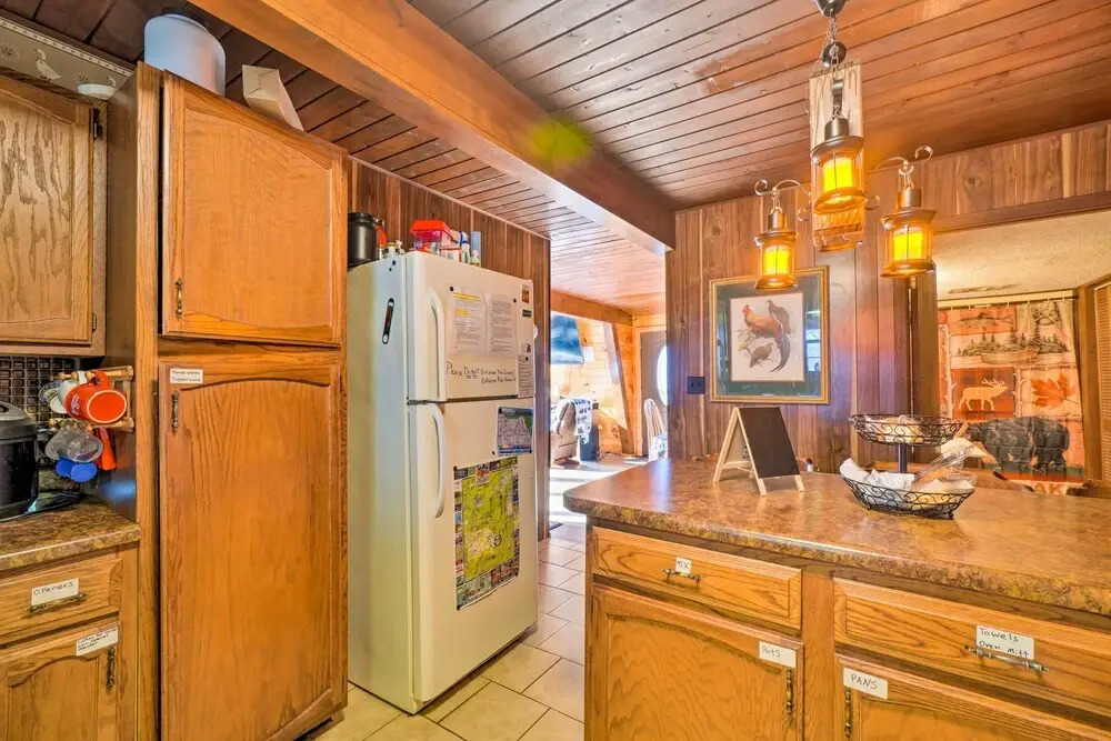 Mtn-View Cabin w/ Deck: 5 Mi to Gatlinburg