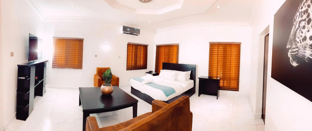 Royal Court Lounge & Boutique Hotel