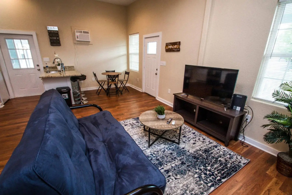 3BR/2BA Remodeled Apartment Near Downtown