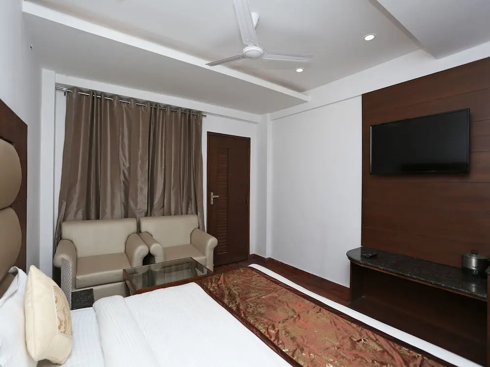OYO 15210 Hotel Aashna
