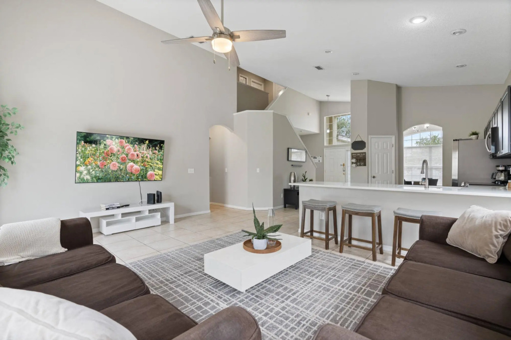 Cozy 5 bedrooms, tranquility right next to Disney!