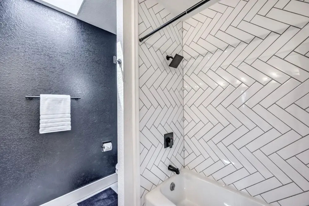 Modern Luxurious Home Near Main W/hot Tub-firepit!