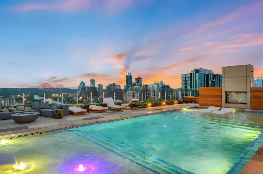 The Emma Penthouse 29th Floor + Incredible Views Rooftop Pool & Gym 1 Block to Rainey Street Avantstay