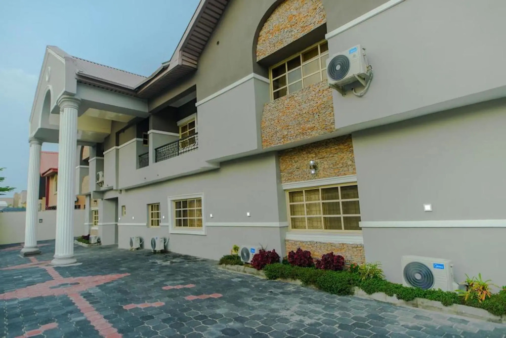 CribVille Hotel & Suites