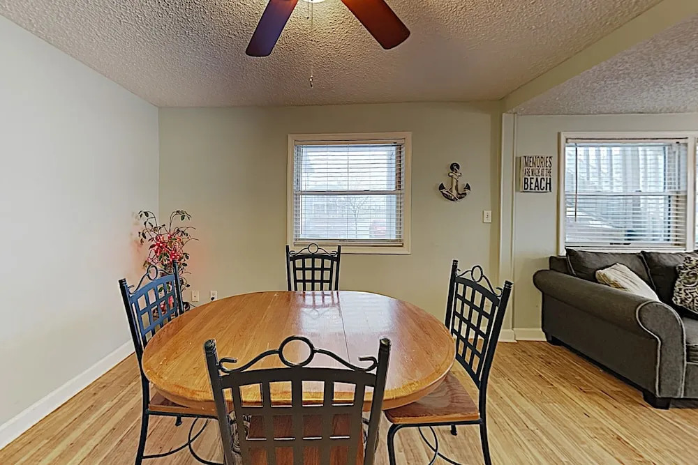 New Listing! Downtown : Walk To Beach & Bay 2 Bedroom Condo