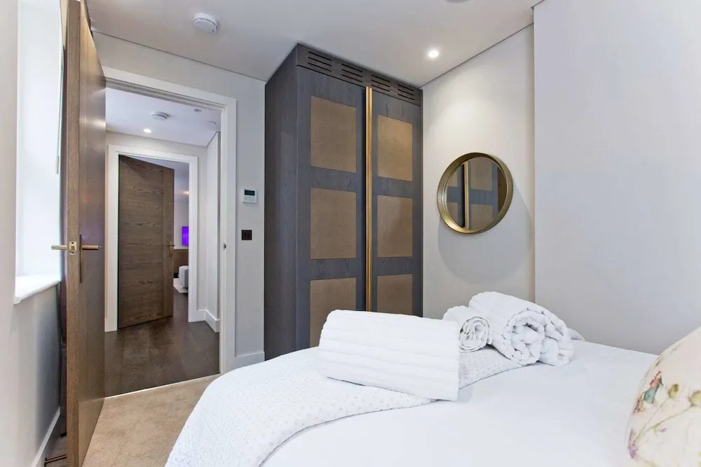 Luxury 2 bed with lift ac and concierge