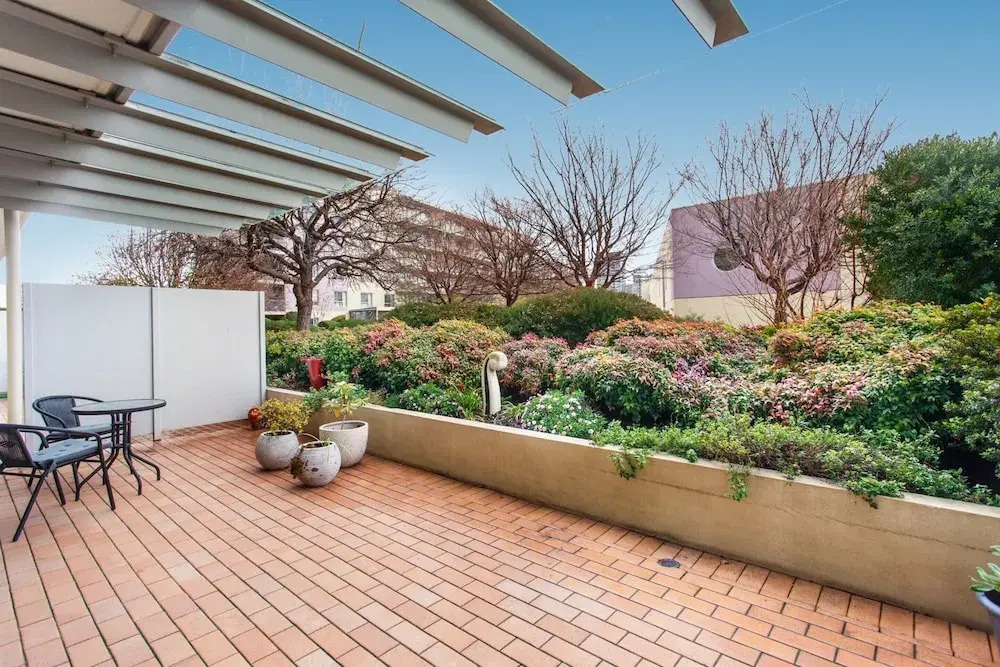 Madecomfy Spacious Canberra Living With Courtyard