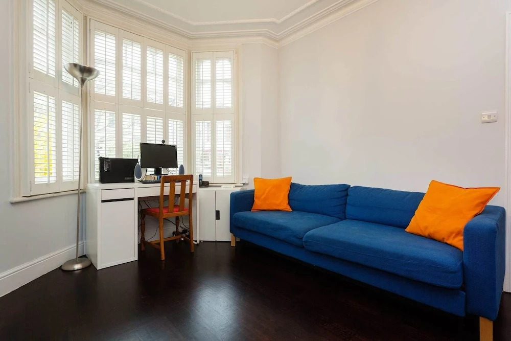 Terraced Home in Tranquil Wimbledon