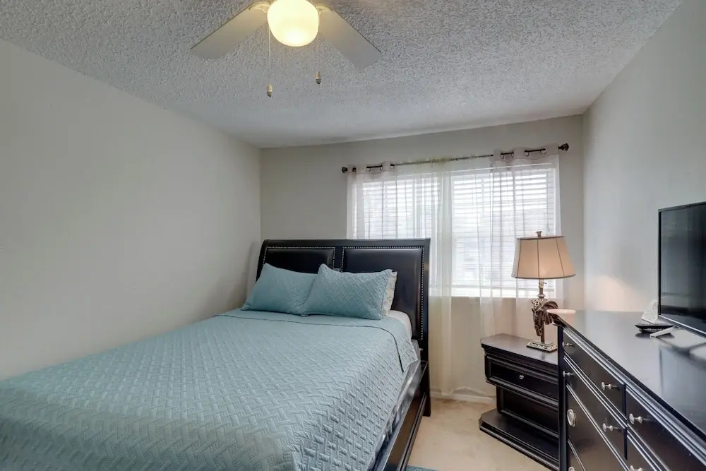 Houston Townhome 4 Mi to Airport: Central Location