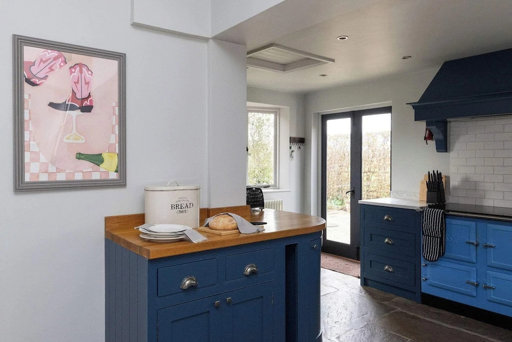 House Annexe Sleeps 18 Heated Pool