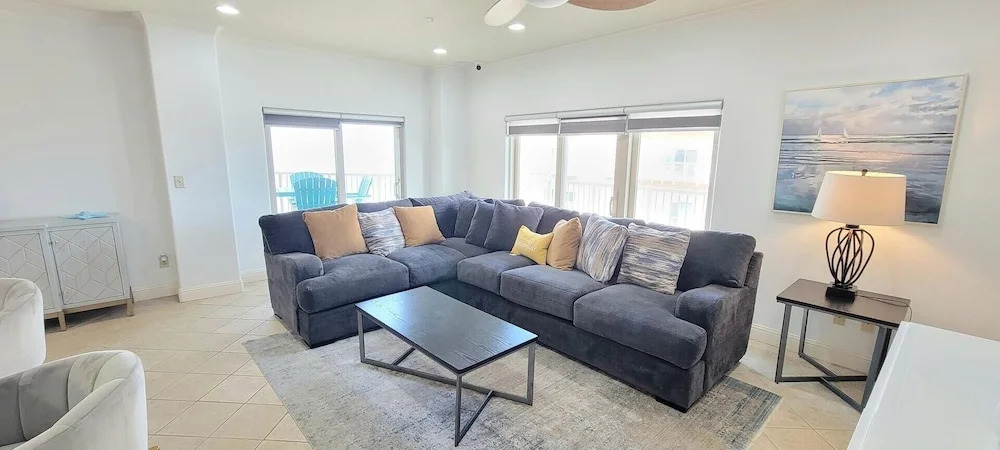 Laguna Bay 3 Bedroom Condo by Redawning