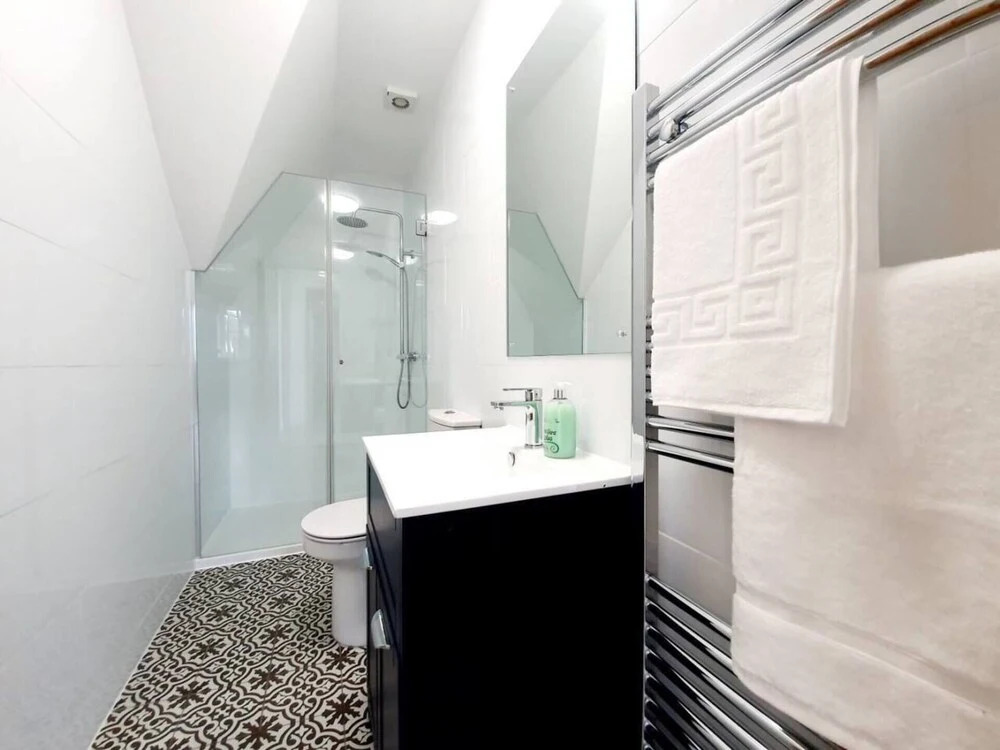 Beautiful 2BR Aptmt in Bedford Parking Wifi
