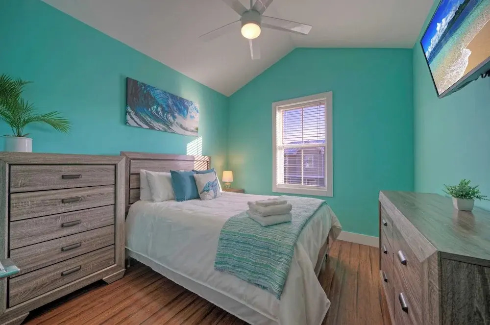 Sleeps 19 2 Homes w/ Pool, Foosball+shuffleboard Mins to the Beach + Shops