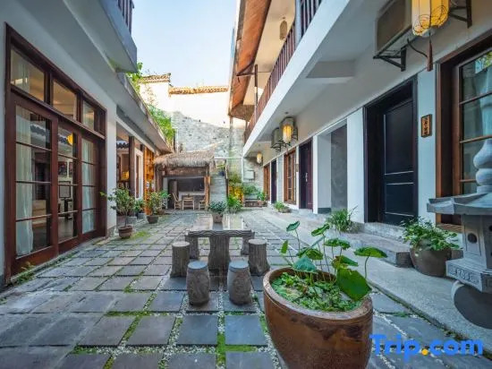 Fenghuang Dengli Courtyard Inn (East Gate of the Ancient City)
