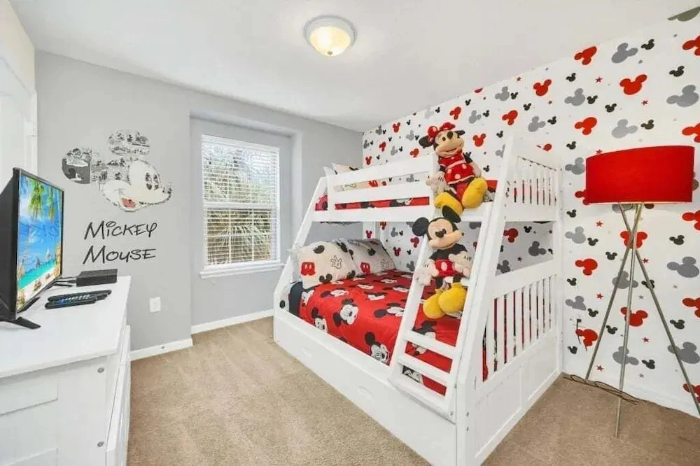Lake View Serene & Peaceful Pool Home! 5 Bedroom Townhouse