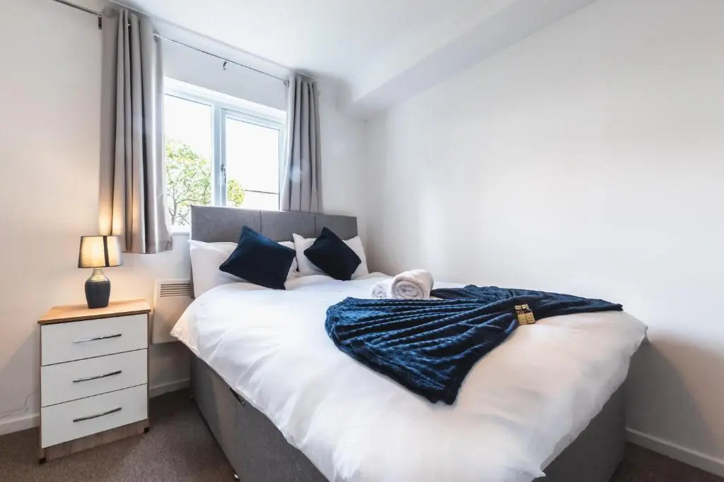 BEST PRICE - Fantastic 2bed 2bath City Centre Apartment! 1 Double bed, 3 Singles or Kingsize, Sofabed, Smart TVs, FREE PARKING