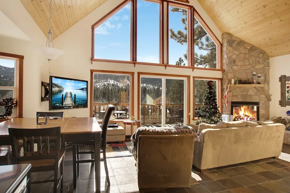 Lake House W/ Decks & Hot Tub 3 Bedroom Cabin