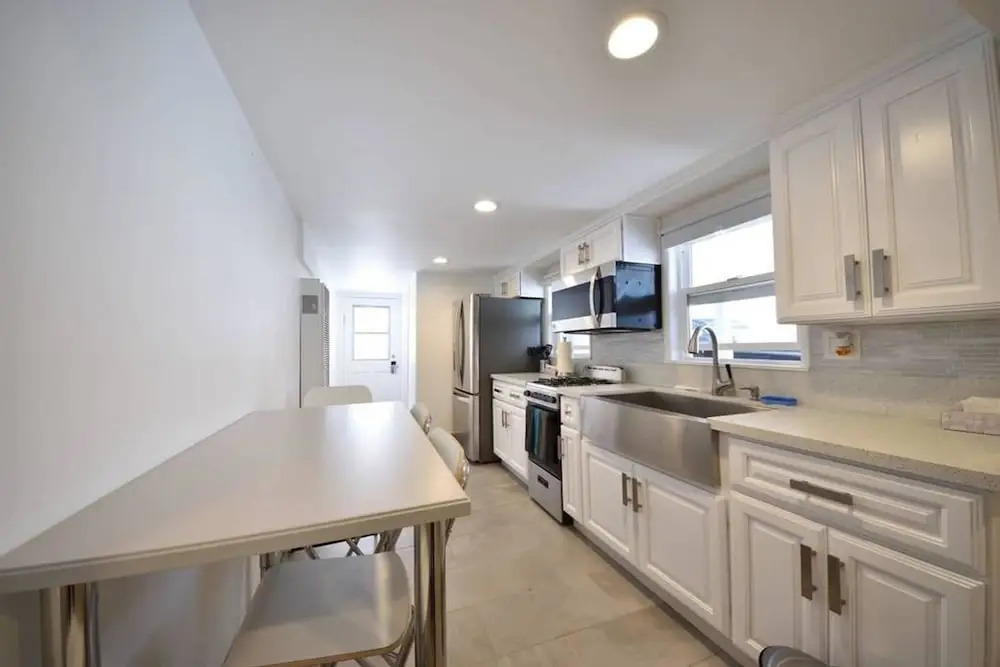 B5 Gorgeous Modern Home in Prime Location With AC and Backyard