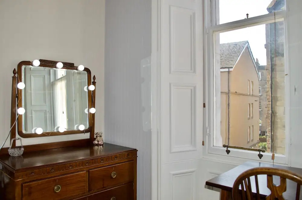 Beautiful 2 Bedroom Flat in Leith