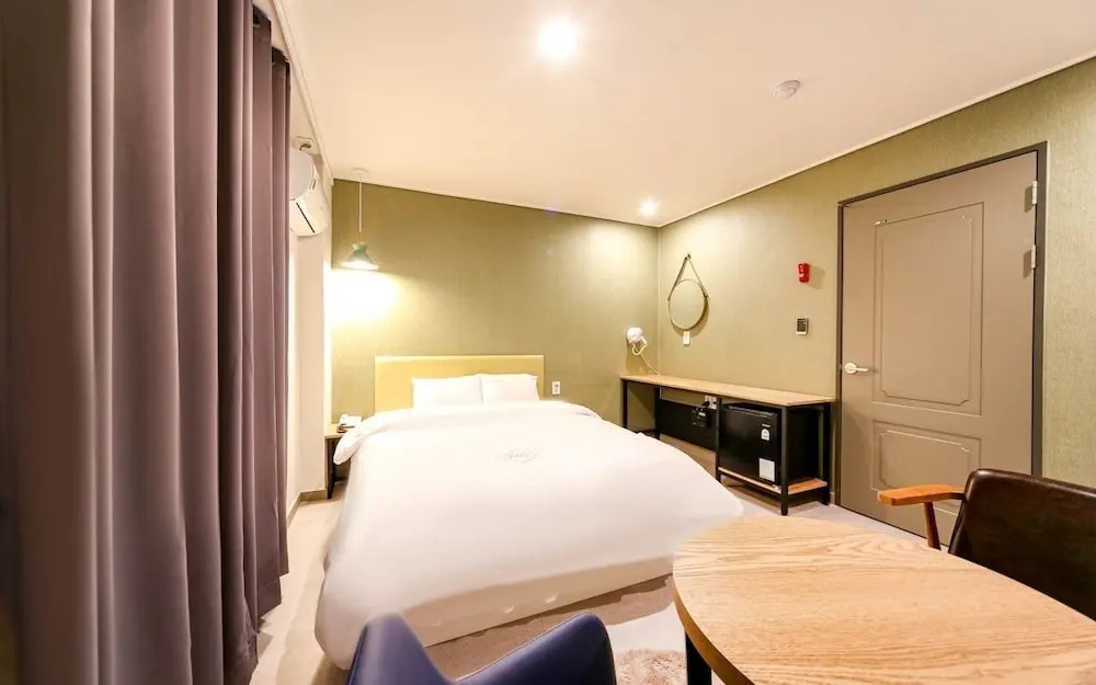 Zeus Motel