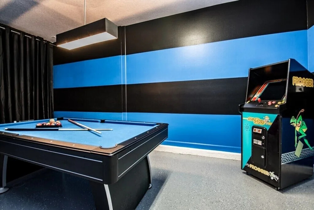 5 Bed Storey Lake Villa with Games & Pool