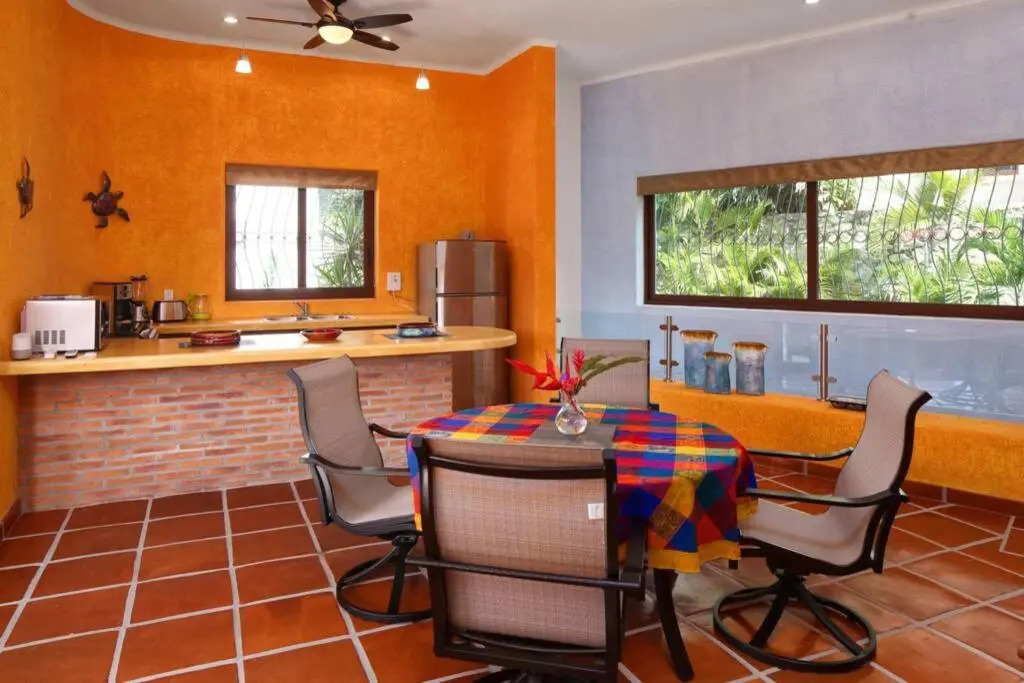 Villa Kiwi. Huge Pool, Steps To Town n Beach. 6 plus BRM 7.5 BTH 3 KCN
