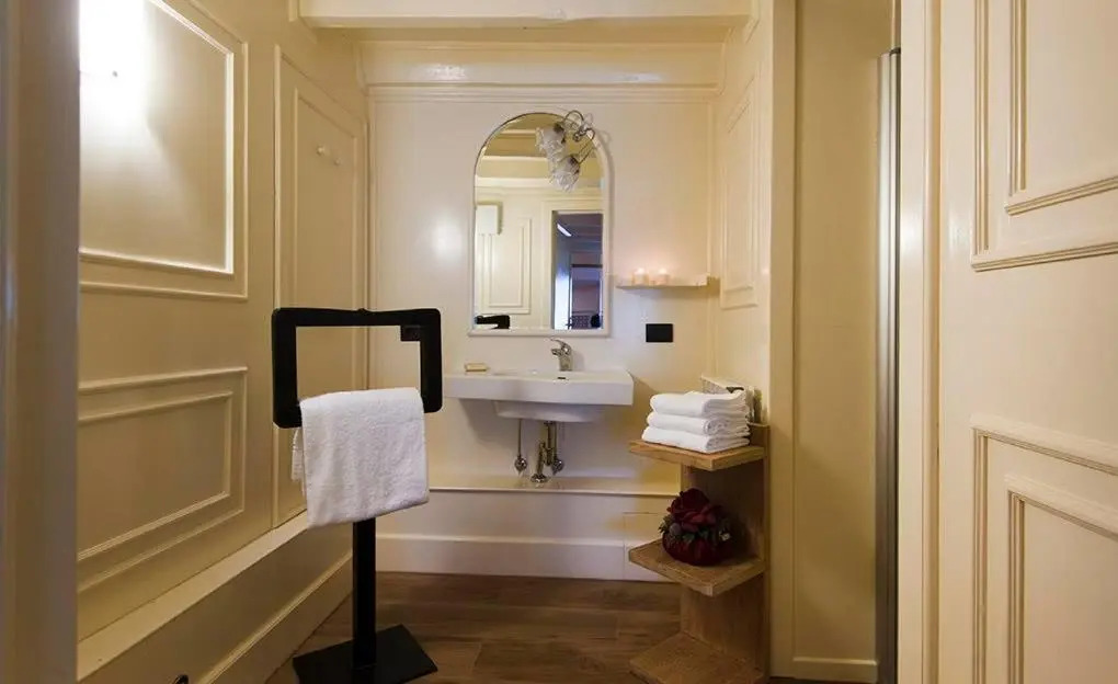 Luxury Apartments by Palazzo Portinari Salviati