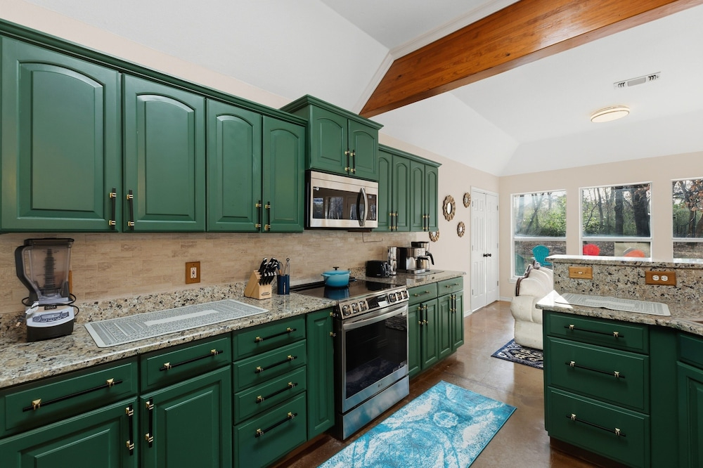 Oakwood Oasis: 1.4 Acres Of Tranquility 6 Bedroom Home