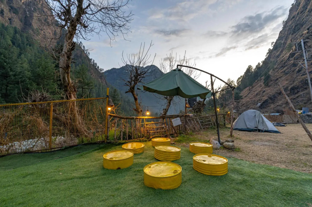 Whoopers Hostel Kasol, Choj