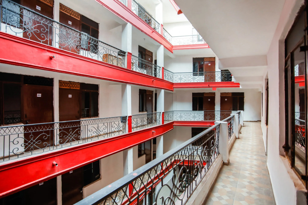 SPOT ON Hotel Harrys 1 Near Select Citywalk Mall