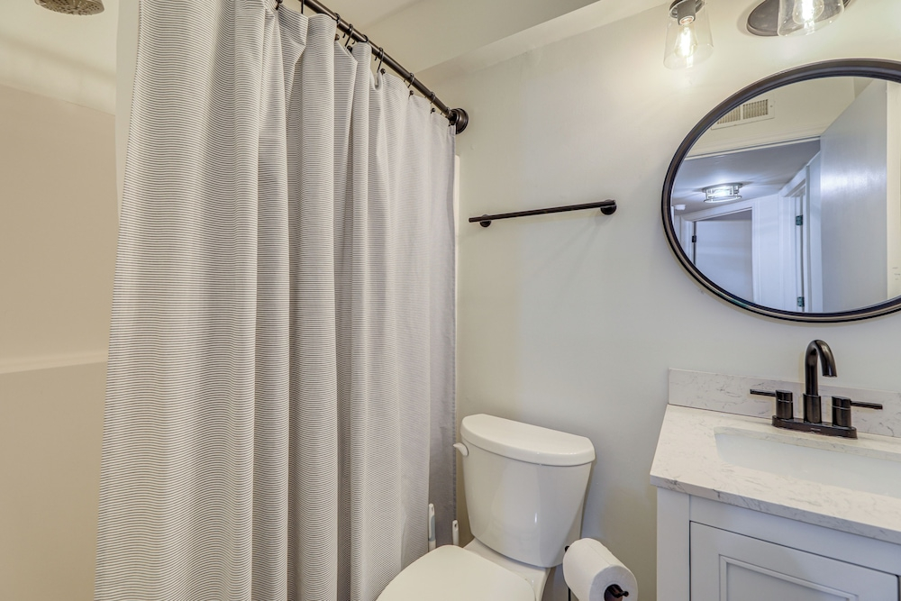 Steps to Beach! Emerald Isle Condo w/ Ocean View