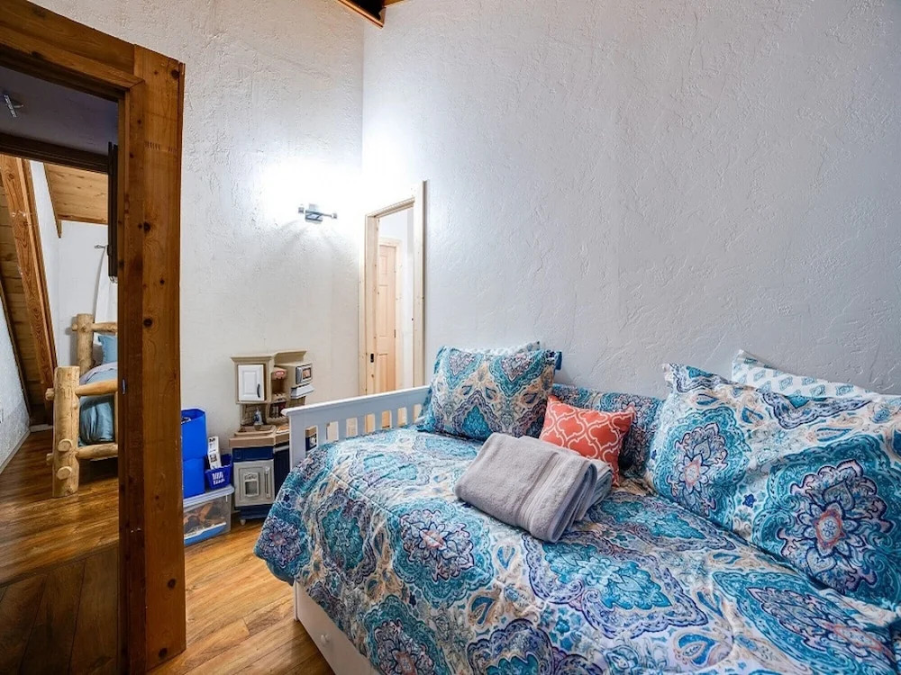 Mt. Baker Lodging Cabin 48 (Sleeps 5)