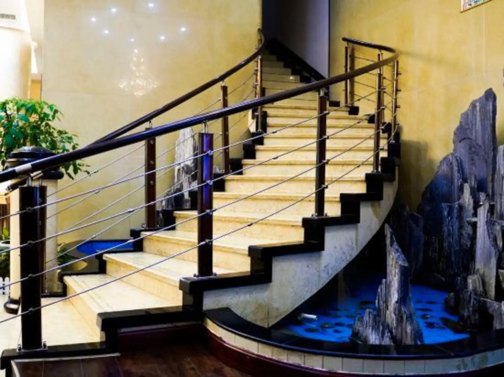 Hefeng Huarong Business Hotel