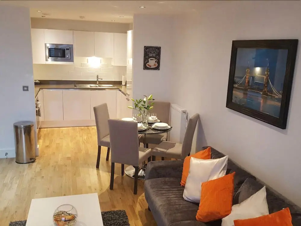 2 Bedroom Apartment on the River Thames