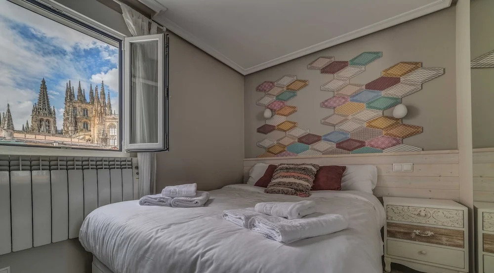 Burgos Rooms Catedral by Clabao