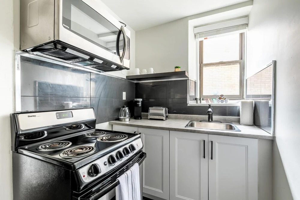 2BR Apt w Netflix- In the Heart of DT Hamilton