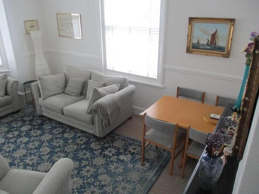 3 Bed Flat - Sleeps 5 - Garden - Parking - Wifi
