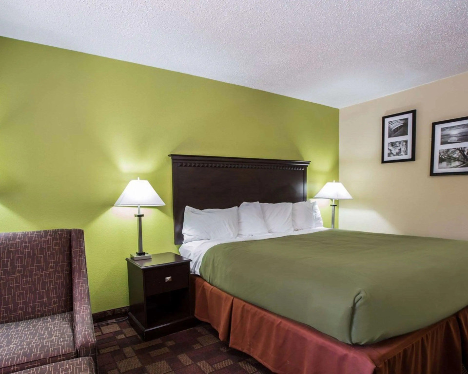 Econo Lodge Biltmore