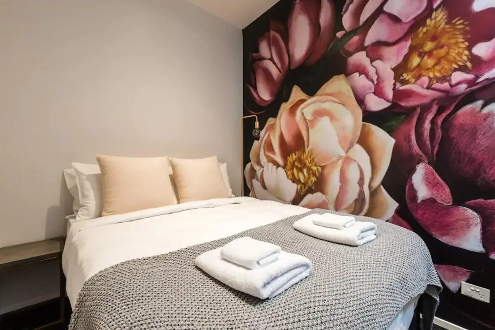 Designer 4 Bedroom Converted Loft Minutes to Skycity