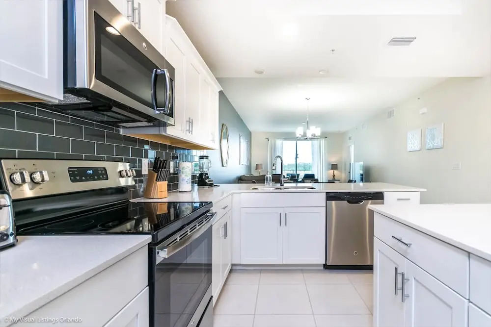 4714ct Amazing Story Lake Brand New Condo